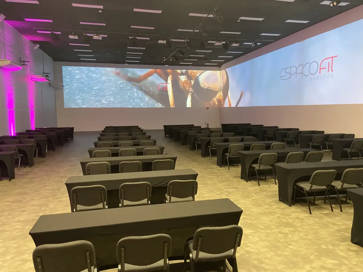 Painéis de LED e projeção mapeada
